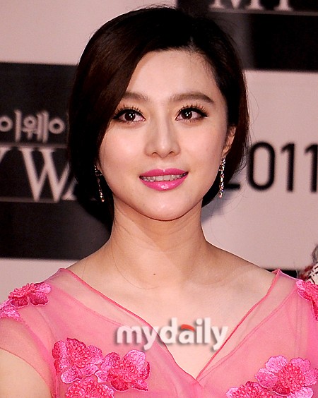 Nàng Kim Tỏa lựa chọn tông hồng nhẹ nhàng và tinh tế khi xuất hiện trong buổi họp báo chiếu ra mắt báo chí tại rạp CGV Wangsipri, Seoul